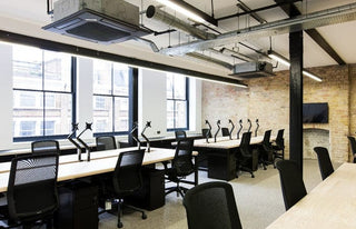 Advanta AVEYA Insitu office workspace with desks and chairs.