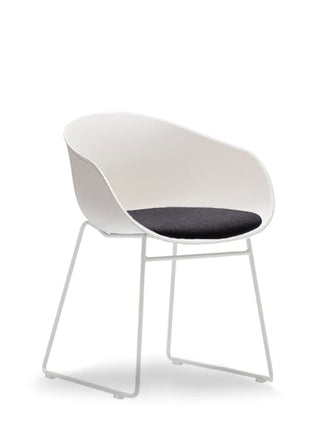 Advanta Aylachair 8 - White chair with black cushion