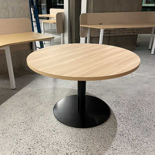 Discus-15 round table with black base