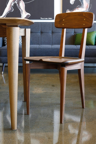 Wooden chair I3A3221 in a modern dining room