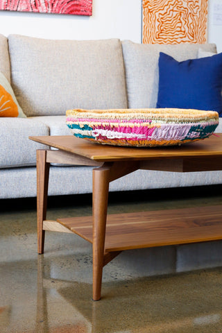 Coffee table with woven bowl, I3A3257