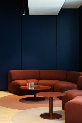 Puffalo Universal lounge area with red sofa and tables
