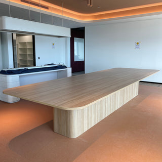 Titanic Table 5 in modern office